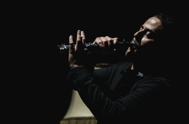 Grande plano de Ruben Jacinto a tocar clarinete