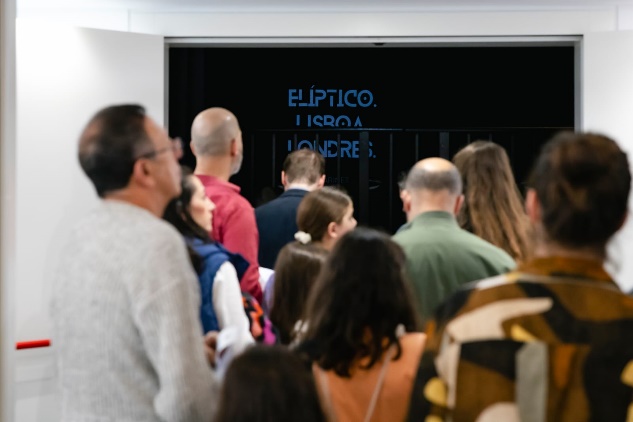 Público a entrar na sala do espetáculo Elíptico