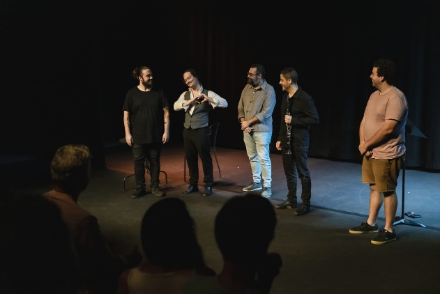Saudação final da equipa do espetáculo Elíptico em palco